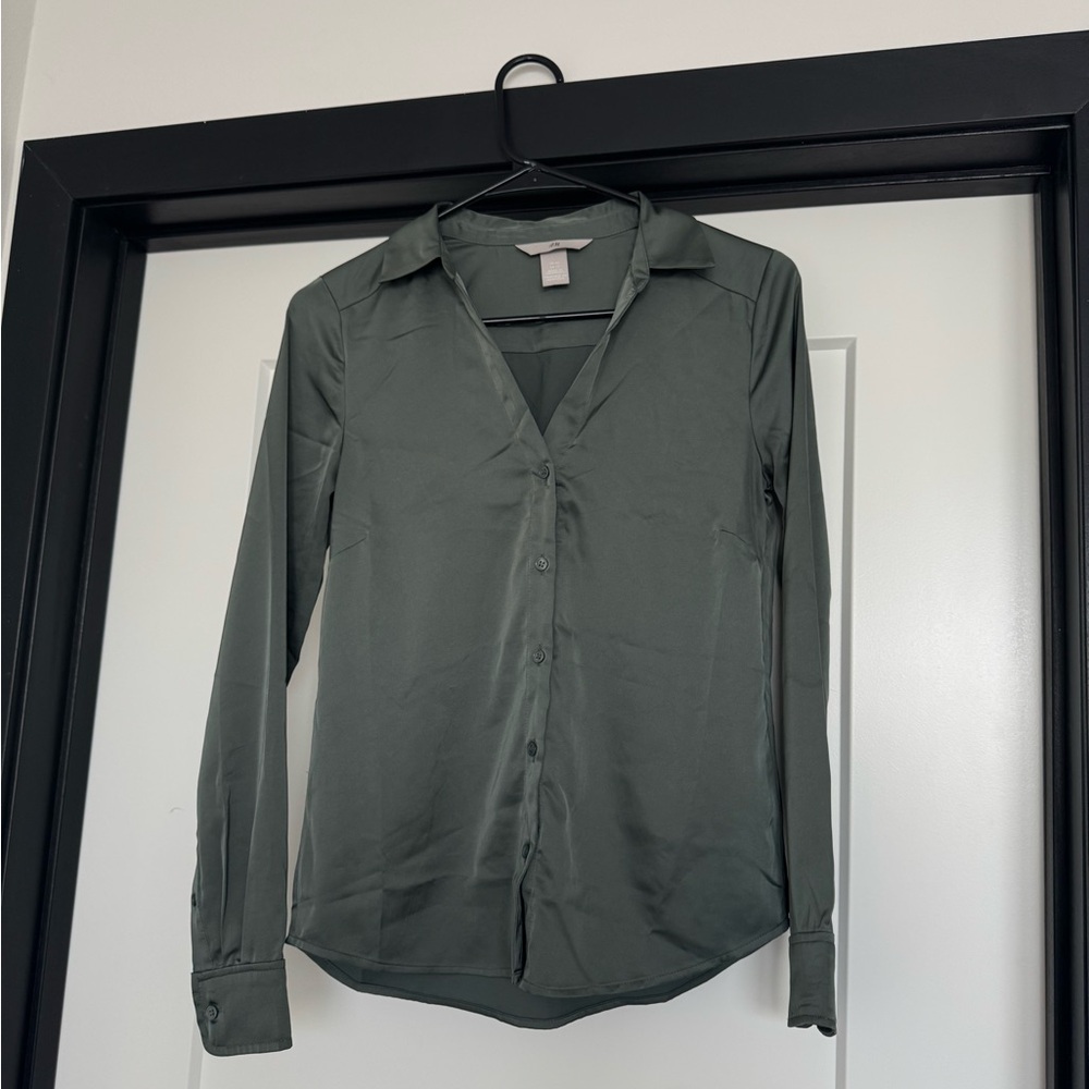 NWOT XS H&M Green Button Down Silky Long Sleeve Shirt